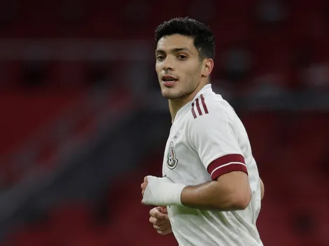 Raúl Jiménez, con voz de mando en la Selección mexicana