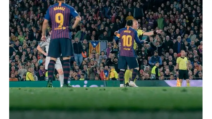 Video: sacan a la luz el cruce de Messi con un árbitro en Champions League
