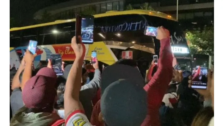 Selección peruana fue recibida por peruanos que viven en Santiago.