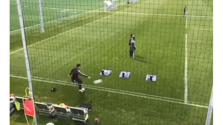 Raúl Jiménez ensayó una curiosa rabona con el Tri