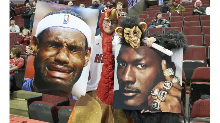 Pancartas de LeBron James y Michael Jordan