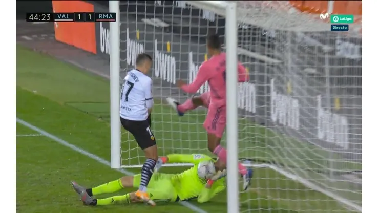 Y un día, el VAR fue contra el Madrid: al Valencia le dieron un gol milimétrico para darlo vuelta