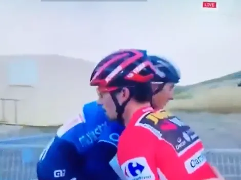 El abrazo comprometedor: Roglic y un Movistar, tras la etapa 17 de La Vuelta