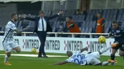 La patada de Arturo Vidal a Alejandro Gómez.