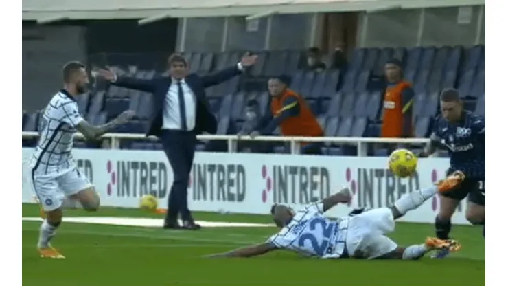 La patada de Arturo Vidal a Alejandro Gómez.