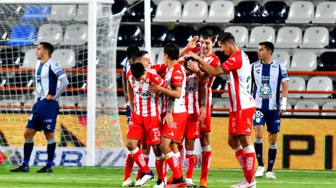 Necaxa festejó ante Pachuca sobre el final.