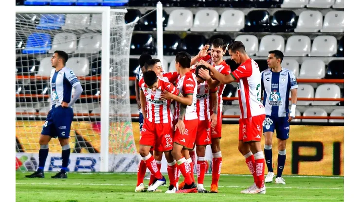 Necaxa festejó ante Pachuca sobre el final.