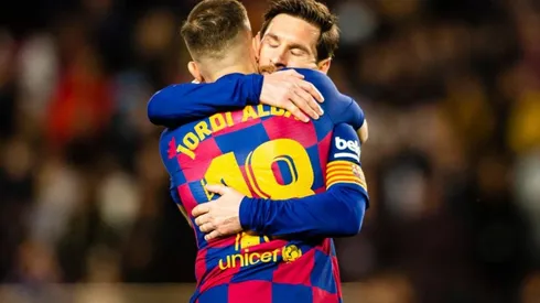 Abrazo entre Jordi Alba y Lionel Messi.