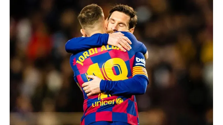 Abrazo entre Jordi Alba y Lionel Messi.