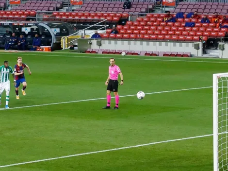 Pellegrini, DT del Betis, explotó contra el VAR luego de la goleada contra Barcelona