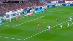 Messi la clavó bien arriba de penal y dejó sin chance a Bravo para el 3 a 1