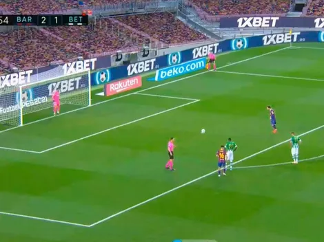 Messi la clavó bien arriba de penal y dejó sin chance a Bravo para el 3 a 1