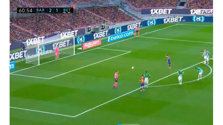 Messi la clavó bien arriba de penal y dejó sin chance a Bravo para el 3 a 1