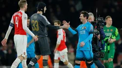 Petr Cech saludando a Lionel Messi.