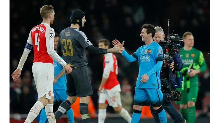 Petr Cech saludando a Lionel Messi.