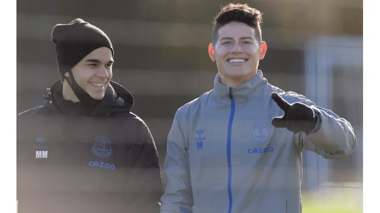 ¿Lo cuidan o no está listo? El detalle con James en práctica del Everton