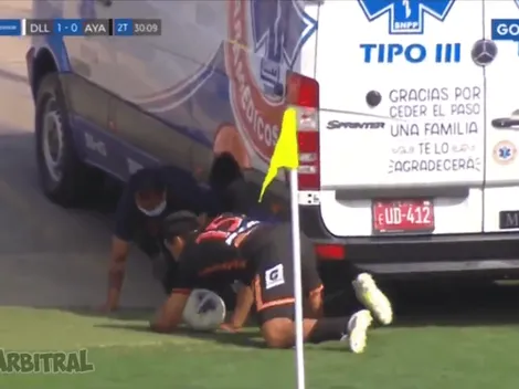 Jugador de Ayacucho se metió debajo de ambulancia para conseguir el balón