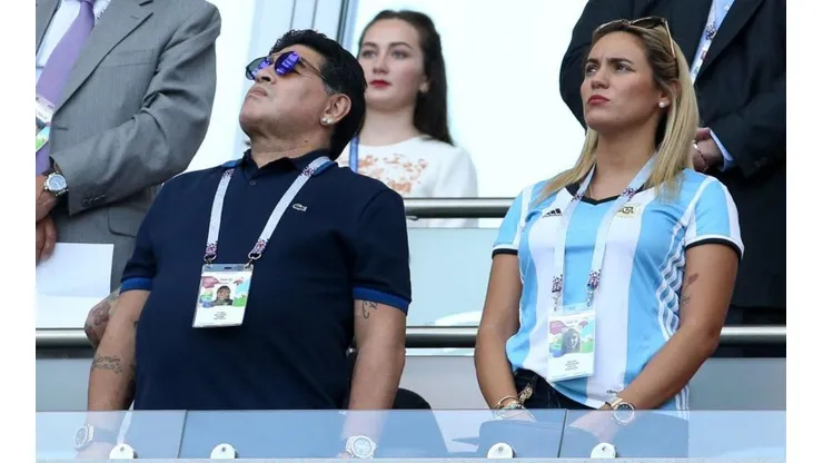 Rocío Oliva junto a Diego Maradona.