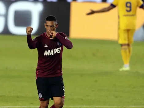 Sand imitó a Maradona y le convirtió a Boca con la mano de Dios