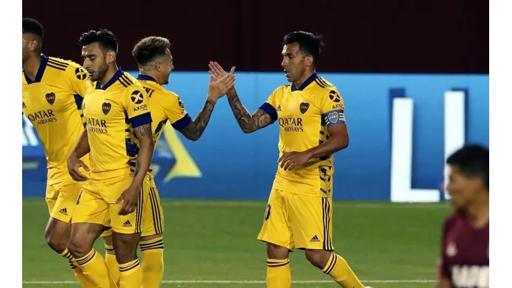 Foto de Carlos Tevez rematando en el gol de Boca.