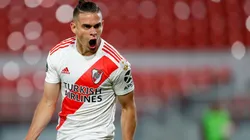 Rafael Santos Borré festejando un gol en River.