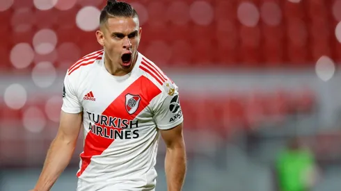 Rafael Santos Borré festejando un gol en River.