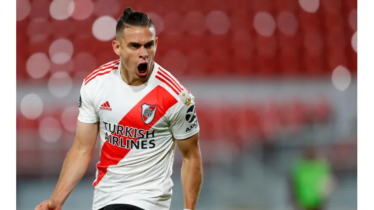 Rafael Santos Borré festejando un gol en River.