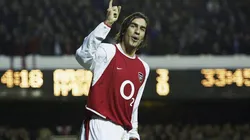 Robert Pires con la camiseta del Arsenal de Inglaterra.
