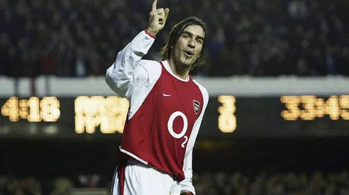 Robert Pires con la camiseta del Arsenal de Inglaterra.