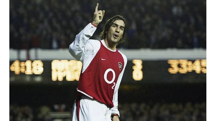 Robert Pires con la camiseta del Arsenal de Inglaterra.