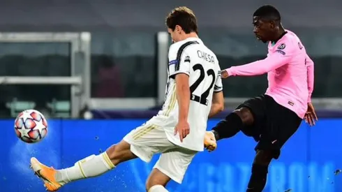 Dembelé enganchó mil veces, le pegó y un desvío hizo que sea un golazo