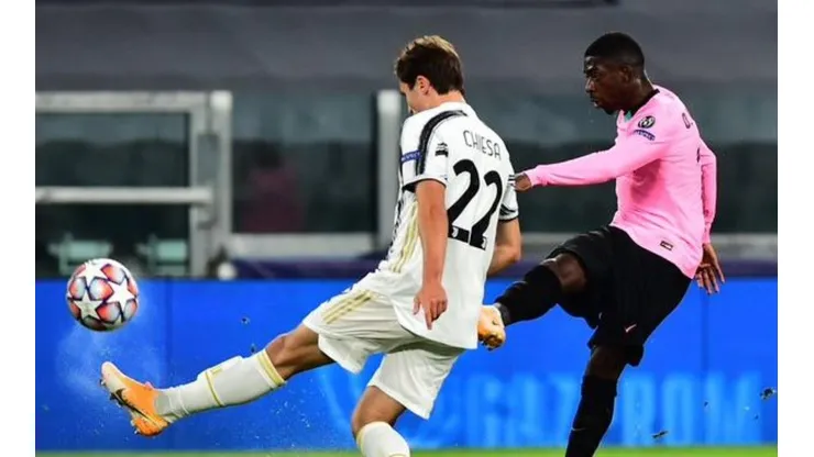 Dembelé enganchó mil veces, le pegó y un desvío hizo que sea un golazo