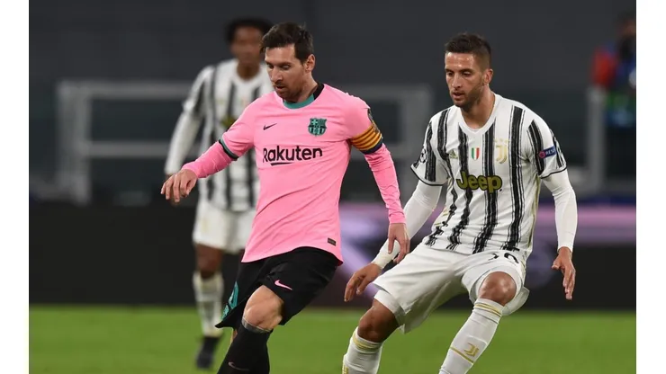 Foto de Lionel Messi y el momento del pelotazo.