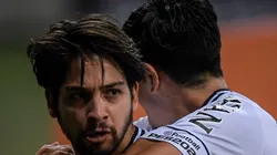 Martín Benítez, el 10 del Vasco, abrazado por un compañero