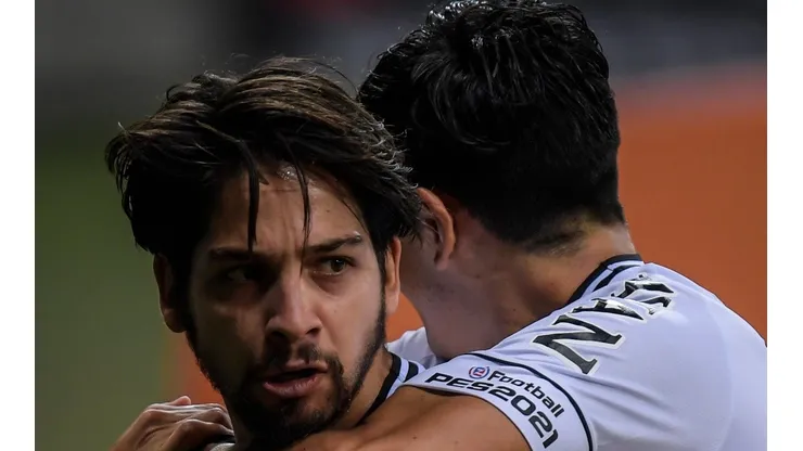 Martín Benítez, el 10 del Vasco, abrazado por un compañero