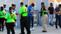 Algunos aficionados de Rayados tuvieron problemas para ingresar a El Kraken. Fuente: Jam Media.