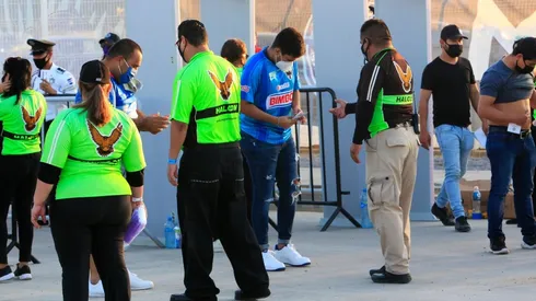 Algunos aficionados de Rayados tuvieron problemas para ingresar a El Kraken. Fuente: Jam Media.