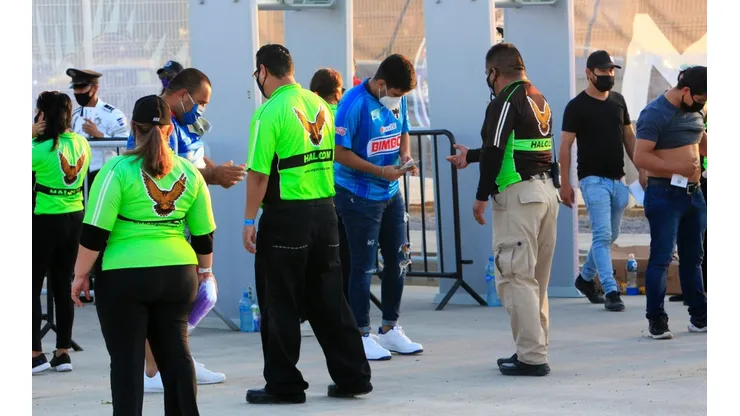 Algunos aficionados de Rayados tuvieron problemas para ingresar a El Kraken. Fuente: Jam Media.