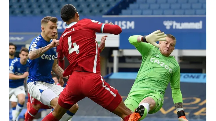 El duro momento que Pickford vive luego de lesionar a Van Dijk