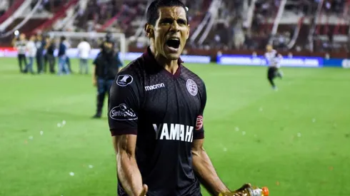 José Sand festejando un tanto con la camiseta Granate.
