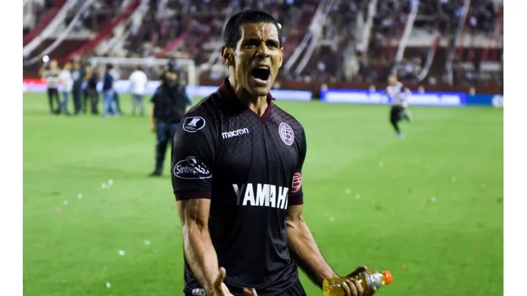 José Sand festejando un tanto con la camiseta Granate.