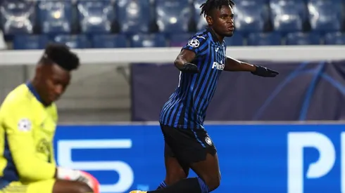 Duván Zapata y su festejo tras anotar su primer doblete en la Champions League.