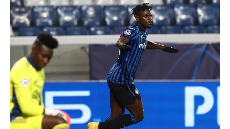 Duván Zapata y su festejo tras anotar su primer doblete en la Champions League.