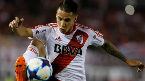 Carlos Auzqui con la camiseta de River.