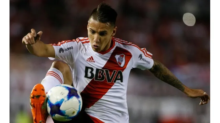 Carlos Auzqui con la camiseta de River.