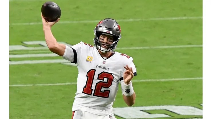 Tom Brady se sigue metiendo en la historia de NFL