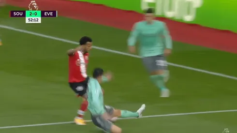 Como buseta llena: le pintaron la cara a James y por poco se sale del campo