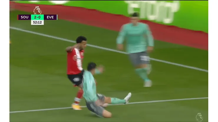 Como buseta llena: le pintaron la cara a James y por poco se sale del campo