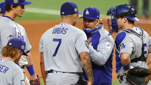 Julio Urias y Dave Roberts
