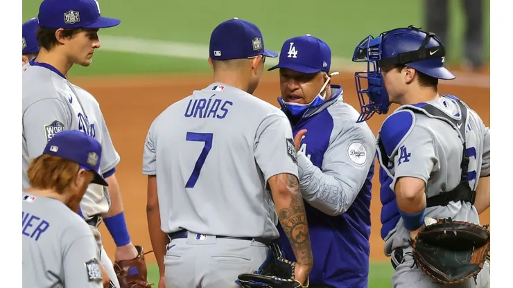 Julio Urias y Dave Roberts